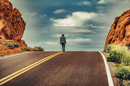 Frau läuft auf Straße im Valley of Fire State Park, Nevada, USA, Nordamerika, Amerika