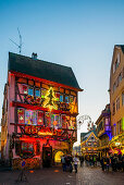 Weihnachtlich geschmückte Altstadt mit bunt angestrahlten Fachwerkhäusern, Weihnachtsmarkt Colmar, Elsass, Frankreich