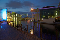 Spree mit Kanzleramt in Berlin an Sommerabend, Berlin, Deutschland, Europa