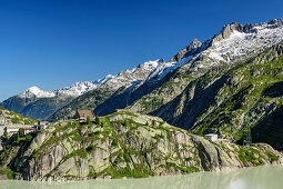 Blick auf Grimselsee, Grimselhospiz und Urner Alpen, von Grimselpass, UNESCO Weltnaturerbe Jungfrau-Aletsch, Berner Alpen, Schweiz