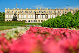 Parkanlage mit Blumenrabatten, unscharf, und Schloss Herrenchiemsee, Herrenchiemsee, Chiemsee, Oberbayern, Bayern, Deutschland