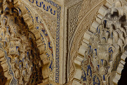 Aufwändig verzierte Pfeiler im Innenraum der Alhambra, Granada, Andalusien, Spanien