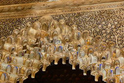 Kunstvoll verzierter Bogen im Inneren der Alhambra, Granada, Andalusien, Spanien