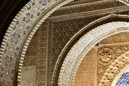 Reich verziertes Muster an den Bögen in der Alhambra, Granada, Andalusien, Spanien