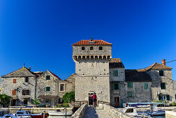Alte Wehranlage mit Steinhäusern und Brücke am Hafen, bei Split, Dalmatien, Kroatien