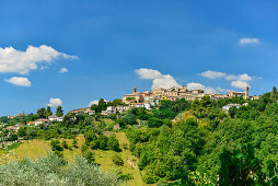 Blick auf die kleine Stadt Castelplanio, Provinz Ancona, Marken, Italien