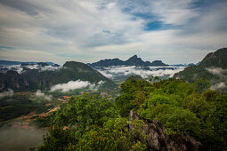 Aussicht auf Karstlandschaft von Vang Vieng, Laos, Asien