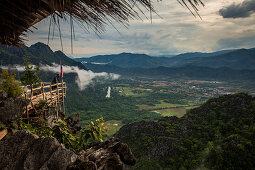 Aussicht auf Karstlandschaft von Vang Vieng, Laos, Asien