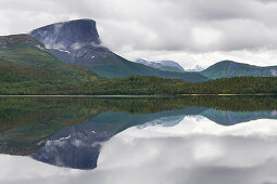 Krakmotinden spiegelt sich im Fjerdevatnet zum, Nordland, Norwegen, Europa