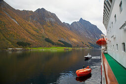 Hurtigruten im Hjoerundfjorden bei Urke, Nahe Alesund, Moere og Romsdal, Norwegen, Europa