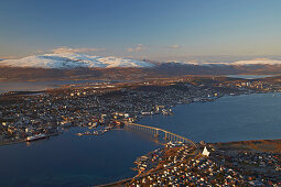 Blick vom Fjellheisen auf Tromsö im Tromsöysundet, Troms, Norwegen, Europa