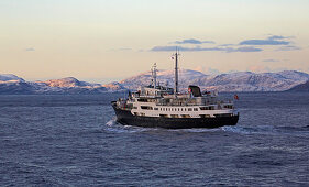 Hurtigruten Schiff MS Lofoten vor Havöysund, Insel Havöya, Breisundet, Provinz Finnmark, Vest-Finnmark, Norwegen, Europa