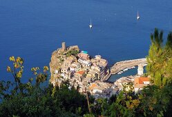 Vernazza mit Bucht von Monterosso, Cinque Terre, Ostküste von Ligurien, Italien