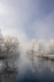 Winterliche Idylle am Kochelsee Auslauf der Loisach, Bayern, Deutschland.