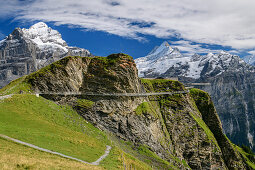Cliff Walk mit Blick auf Wetterhorn und Schreckhorn, Tissot Cliff Walk am First, Grindelwald, Berner Oberland, UNESCO Weltnaturerbe Schweizer Alpen Jungfrau-Aletsch, Berner Alpen, Bern, Schweiz