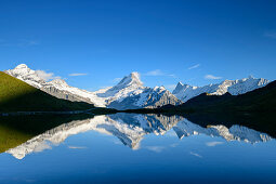 Wetterhorn, Schreckhorn, Finsteraarhorn und Fiescherhorn spiegeln sich in Bergsee, Bachalpsee, Grindelwald, Berner Oberland, UNESCO Weltnaturerbe Schweizer Alpen Jungfrau-Aletsch, Berner Alpen, Bern, Schweiz