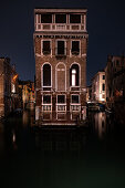 Blick auf den Palazzo Tetta bei Nacht in San Marco, Venedig, Venetien, Italien, Europa