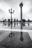 Aqua Alta auf dem Markusplatz, Piazza San Marco, Venedig, Venetien, Italien, Europa