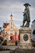 Rathaus mit Denkmal für den Feldherrn Tilly auf dem Rathausplatz, Rain am Lech, Landkreis Donau-Ries, Bayern, Donau, Deutschland