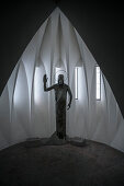 Skulptur im Inneren der expressionistischen Garnisionskirche St Johann Baptist, Neu-Ulm, Bayern, Deutschland