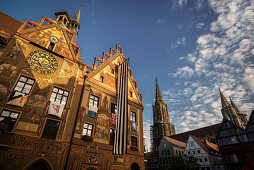 Ulmer Rathaus und das Münster, festlich dekoriert zum Schwörmontag, Ulm, Donau, Schwäbische Alb, Baden-Württemberg, Deutschland