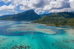 Luftaufnahme von vor Anker liegenden Segelbooten in der Lagune von Moorea, Apootaata, Moorea, Windward Islands, Französisch-Polynesien, Südpazifik