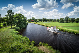 Der Ems-Jade-Kanal mit Motorboot bei Reepsholt, Friedeburg, Wittmund, Ostfriesland, Niedersachsen, Deutschland, Europa