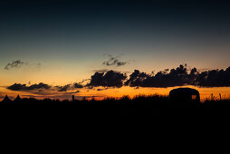 Silhouette einer Frau zwischen Zelten in Dünen an der Nordsee in der Abenddämmerung, Schillig, Wangerland, Friesland, Niedersachsen, Deutschland, Europa