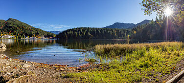 Spitzingsee am Ufer im Herbst, Bayern, Deutschland