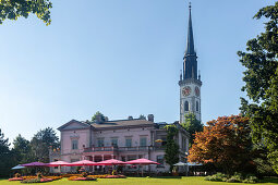 Seerestaurant und dahinter St. Jakob in Cham im Kanton Zug, Schweiz