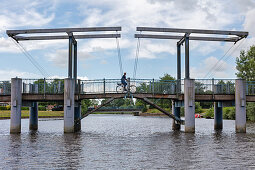 Die Blaue Brücke über den Westersielzug, Friedrichstadt, Schleswig-Holstein, Deutschland