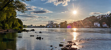 Blick von Innstadt am Ufer auf Passau bei Sonnenuntergang, Donau, Inn, Panorama, Bayern, Deutschland