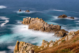 Steilküste in der Bretagne, Cornouaille, Frankreich, Europa