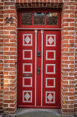 Alte rote Tür in der Altstadt von Lüneburg, Niedersachsen, Deutschland