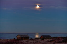 Fischerhütten am Meer und der Vollmond zaubert ein magisches Licht, Grimsholmen, Halland, Schweden