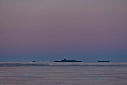 Kleine Inseln im Meer im frühen Morgenlicht, Grimsholmen, Halland, Schweden
