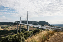 Autobahnbrücke über den Tarn, Viadukt von Millau, erbaut von Michel Virlogeux und Norman Foster, Millau, Aveyron, Midi-Pyrénées, Frankreich