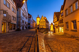 Berühmte Gabelung "Plönlein" zur blauen Stunde in Rothenburg ob der Tauber, Mittelfranken, Bayern, Deutschland