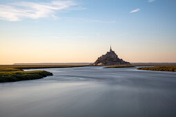 Blick am Abend auf die felsige Insel Mont Saint Michel mit dem gleichnamigen Kloster, Normandie, Frankreich