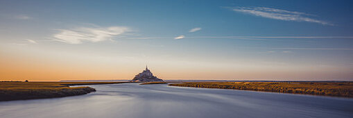 Blick am Abend auf die felsige Insel Mont Saint Michel mit dem gleichnamigen Kloster, Normandie, Frankreich