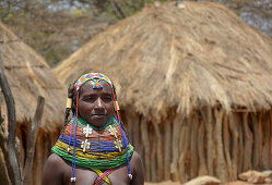 Angola; Provinz Huila; kleines Dorf in der Umgebung von Chibia; Muhila Frau mit traditionellem Kopf- und Halsschmuck; kunstvoller Perlenschmuck im Haar; massiver Halsreif aus Perlen und Erde