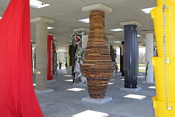 Kunstprojekt STOA169, eine Säulenhalle wurde initiiert von Bernd Zimmer, Polling, Pfaffenwinkel, Oberbayern, Bayern, Deutschland