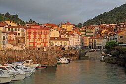 Hafenbecken und Ort Mundaka, Urdaibai Biosphere Reserve, Baskenland, Spanien