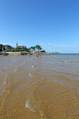 At low tide, sandy beaches emerge on the Ria de Urdaibai, Mundaka, Urdaibai Biosphere Reserve, Basque Country, Spain