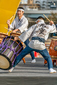 Traditionelle Taiko Trommler während eines Wettbewerbs in Tokio, Japan