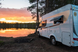 Sonnenuntergang am See in der Nähe von Rovanjemi, Finnland