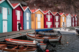 Bunte Bootshäuser in Smögen an der Westküste von Schweden\n