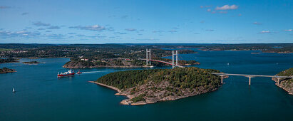 Panorama der Tjörnbron Brücke zur Schäreninsel Tjörn an der Westküste von Schweden von oben, Sonne am Tag mit blauem Himmel\n