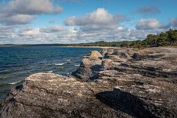 Küste der Insel Öland mit Kalksteinfelsen in Schweden bei Sonne und blauem Himmel 