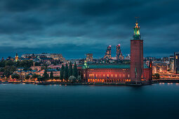 Beleuchtete Skyline von Stockholm bei Nacht mit Stadshus in Schweden\n
